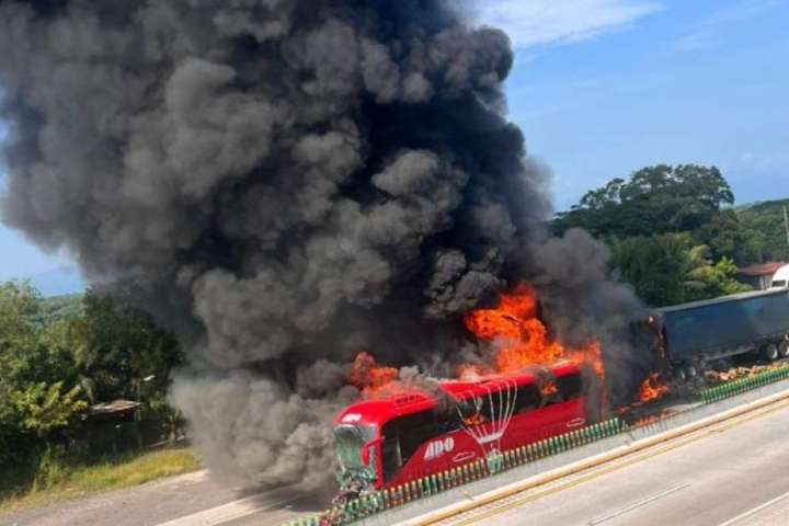 Autobús de ADO se incendió tras choque en la carretera Córdoba
