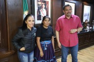 Visita ultramaratonista rarámuri Lorena Ramírez al alcalde de Juárez