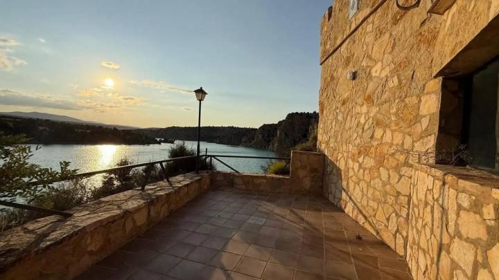 Cortijo de lujo a la venta en el pantano de Teruel: piscina y unas vistas inigualables