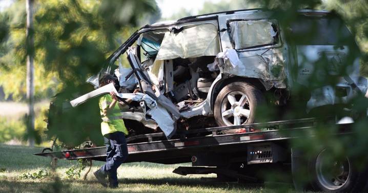 Woman dies after crashing stolen SUV during Fort Wayne police chase