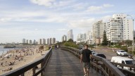 Uruguay busca que los extranjeros ricos paguen más por exenciones fiscales
