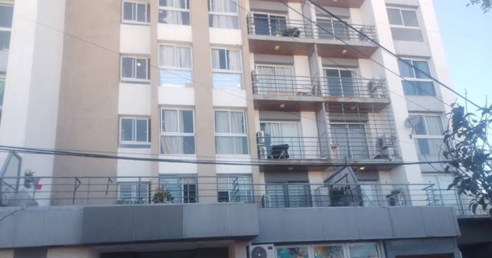 Delincuentes treparon por un balcón y robaron en un edificio céntrico mientras dormían