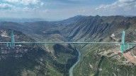 China inaugura el puente colgante más alto del mundo, a 625 metros sobre un río, la misma altura que su mayor rascacielos
