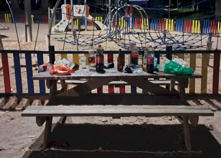 Botellón masivo en el parque de Los Moralejos y posibles daños en la zona infantil