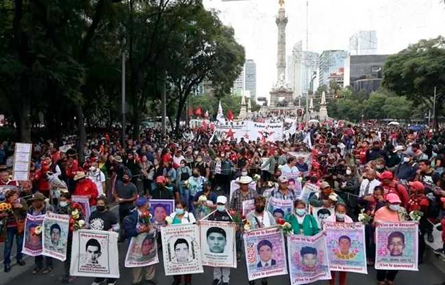 Convocan a marcha nacional por los 43 de Ayotzinapa