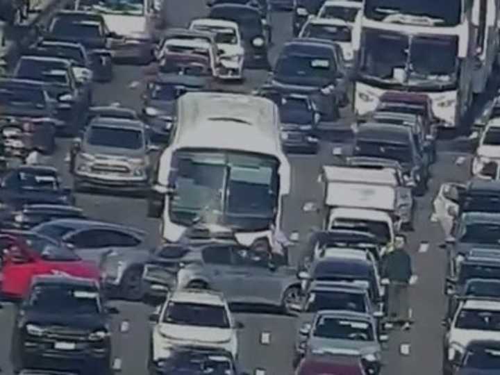 Impresionante choque múltiple en la General Paz: un micro se llevó puestos a nueve autos que estaban frenados en el tránsito