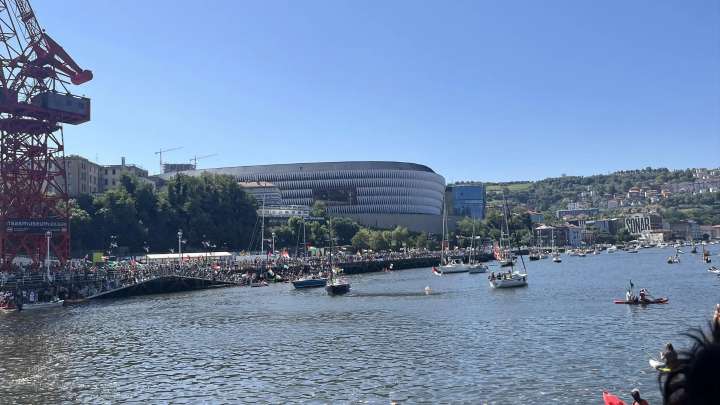 Un centenar de embarcaciones surcan la ría desde Santurtzi a Bilbao en solidaridad con Palestina