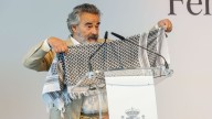 Eduard Fernández se pone un pañuelo palestino al recoger el Premio Nacional: «Los quiere matar a todos»