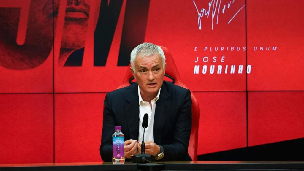 Benfica presenta a Mourinho como su nuevo DT
