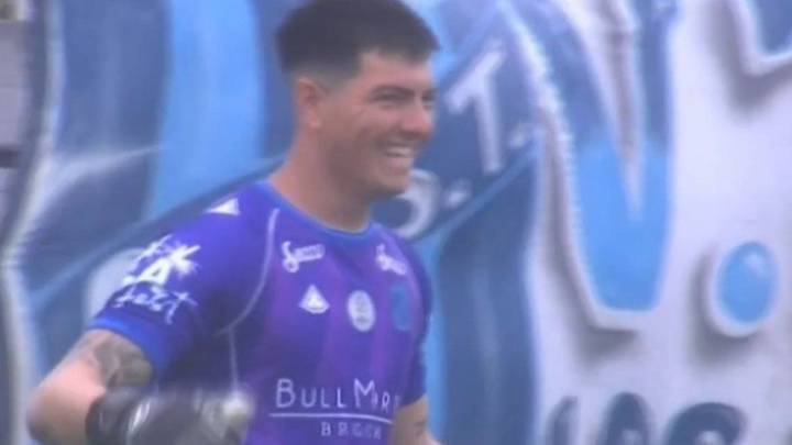 San Telmo: el arquero Joaquín Enrico sorprendió con un gol histórico de volea ante Gimnasia de Jujuy