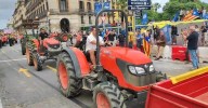 Una veintena de tractores pasan por la manifestación entre aplausos de los asistentes
