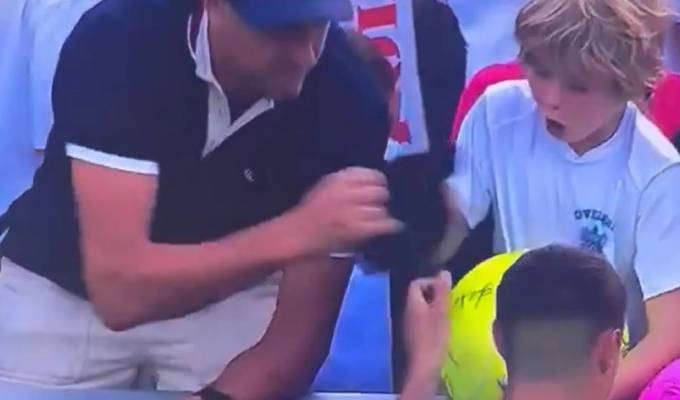 Empresario que le arrebató una gorra a un niño en el US Open pide disculpas