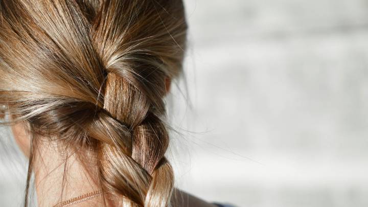 El secreto natural para cubrir las canas y fortalecer el cabello: así actúa la salvia