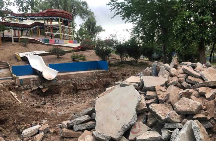 Demuelen alberca de antiguo tobogán en el Parque Infantil Ostimuri