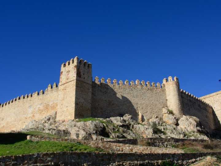 Visitá el castillo de Andalucía que domina tres provincias desde lo alto del monte