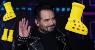 ‘Íralo’, traes las de Georgie: ¿Cuánto cuestan las botas MSCHF x Crocs de José Eduardo Derbez?