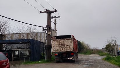 Insólito accidente en Esteban Echeverría: Un camionero sufrió una fuerte descarga eléctrica