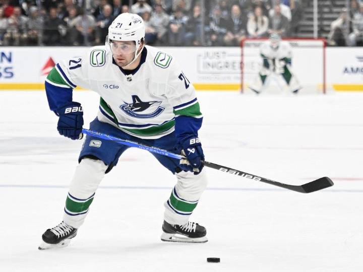 Canucks: Nils Höglander out week to week