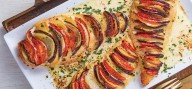 Prepara un rico almuerzo de pechugas rellenas de pollo con ratatouille y salsa cremosa