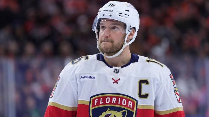 Florida's Aleksander Barkov has surgery, could miss entire season with knee injury