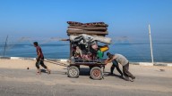 Palestinos se ven obligados a huir mientras Israel ataca la Ciudad de Gaza