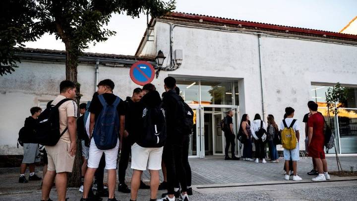 "El pueblo salva al pueblo, otra vez": así se organizan las familias extremeñas que se han quedado sin rutas escolares