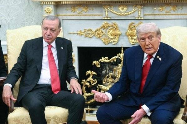 Trump pide a Erdogan que deje comprar petróleo ruso mientras dure la ofensiva de Putin