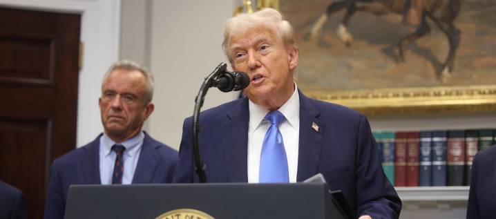 Trump pide a mujeres embarazadas “limitar uso” del acetaminofén por posible riesgo de autismo