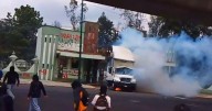 Normalistas de Ayotzinapa derriban puerta de Campo Militar 1 y queman camión