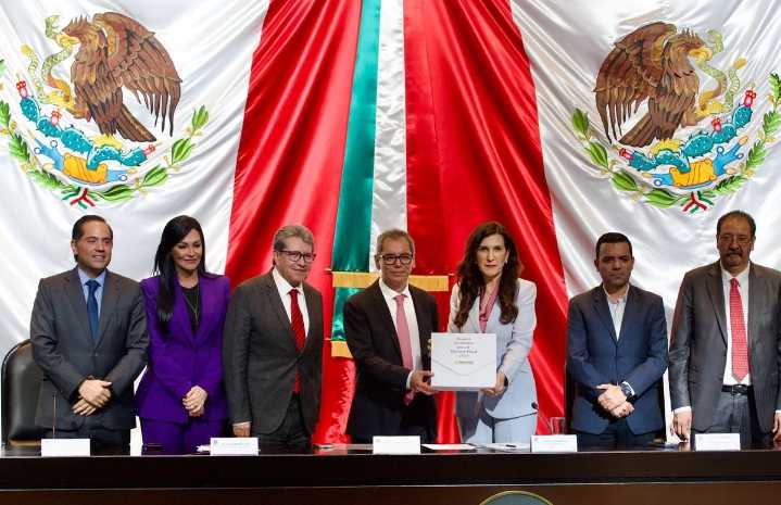 Apuestan por ‘impuestos saludables’; entregan Paquete Económico 2026