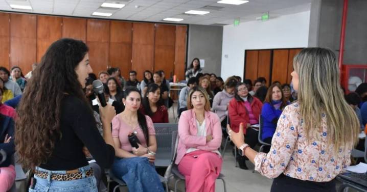 Educadores comunitarios se capacitan en prevención y cuidado de la salud mental