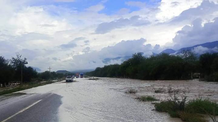 Carretera Federal 101 bloqueada en Tula por desbordamiento de arroyo; activan Plan Tamaulipas