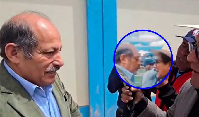 Congresista Héctor Valer escupe a periodista tras una discusión en evento en Juliaca