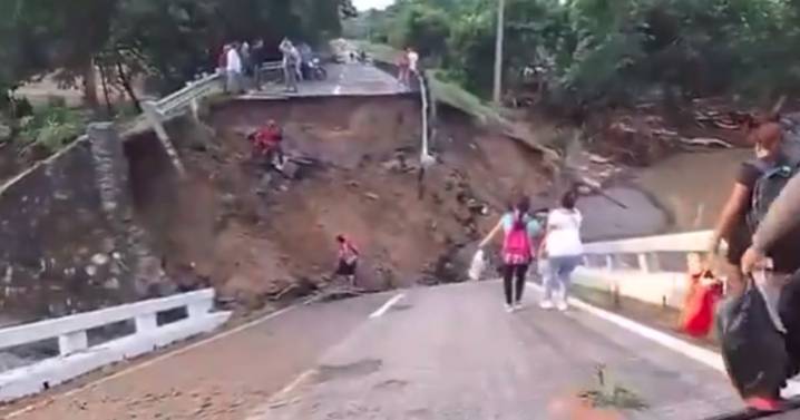 Colapsa puente en Mapastepec y deja varados a cientos en la costa de Chiapas: lluvias provocan derrumbes, inundaciones y cortes de energía