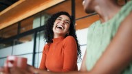 Qué dice la psicología de las personas que se ríen mucho después de un momento tenso