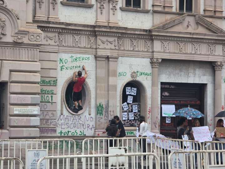 Vandalizan manifestantes Presidencia Municipal; fueron detenidos por la Policía Municipal
