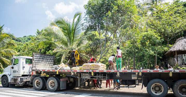 Alcaldía Distrital fortalece las veredas de Santa Marta con nuevas entregas de cemento para obras comunitarias