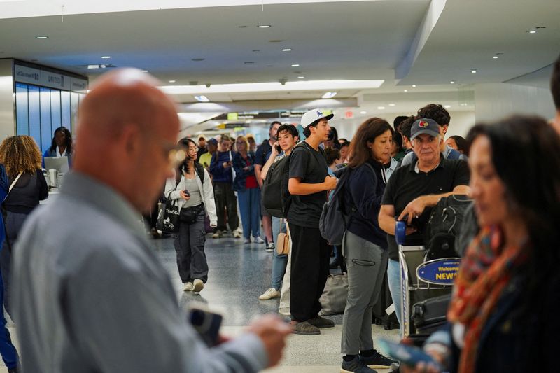 US lawmakers want Trump to reinstate delay compensation plan for air travelers