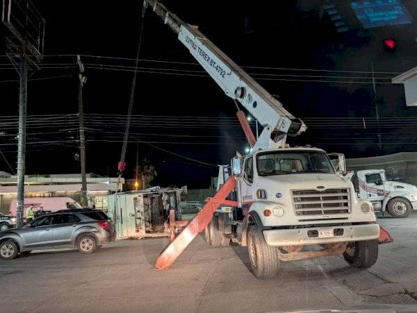 Vuelca camión recolector en la Tecnológico durante traslado en grúa