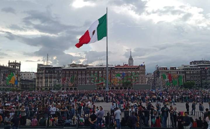 Riña entre ambulantes y personal del Gobierno de CDMX en el Zócalo deja 10 lesionados