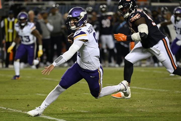 Deadspin | J.J. McCarthy recovers from pick-6, rallies Vikings to win over Bears