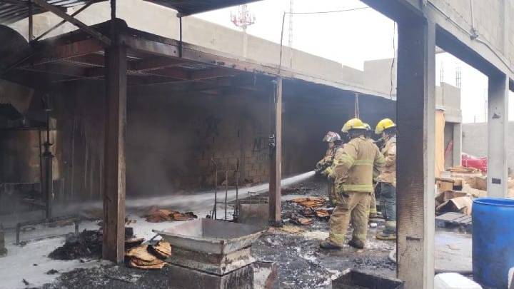 Incendio consume fábrica de frituras en fraccionamiento Santa Rosa de Gómez Palacio