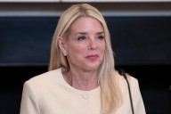 Departamento de Justicia de EE.UU. demanda a Alguacil de Los Ángeles por retraso en permisos de porte de armas