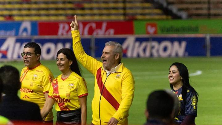 Abuchean al gobernador en el Estadio Morelos durante show de luces