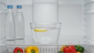 Para qué sirve poner un recipiente con agua adentro de la heladera