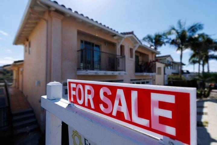 US single-family housing starts, building permits drop in August