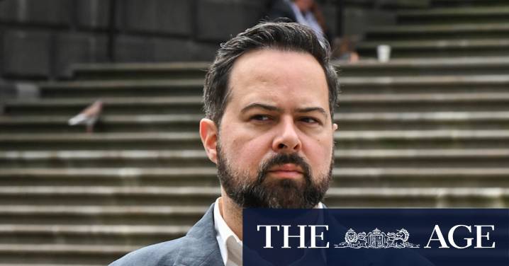 Residents 3000 stoush erupts as secretary of Melbourne group urges president to resign