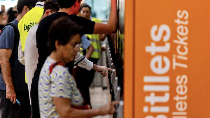Un rayo provoca alteraciones en Rodalies y la lluvia complica la operativa en El Prat