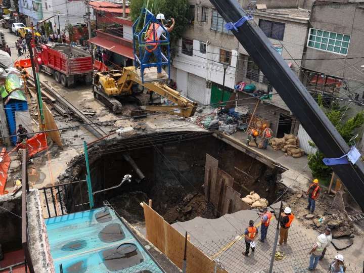 Mega socavón en Iztapalapa tardará entre 15 y 20 días repararse