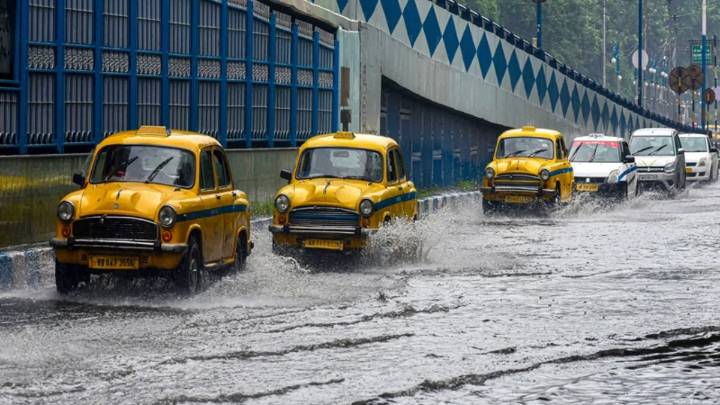7 killed as Kolkata reels under unprecedented rains amid Durga Puja celebrations; waterlogging hits metro services